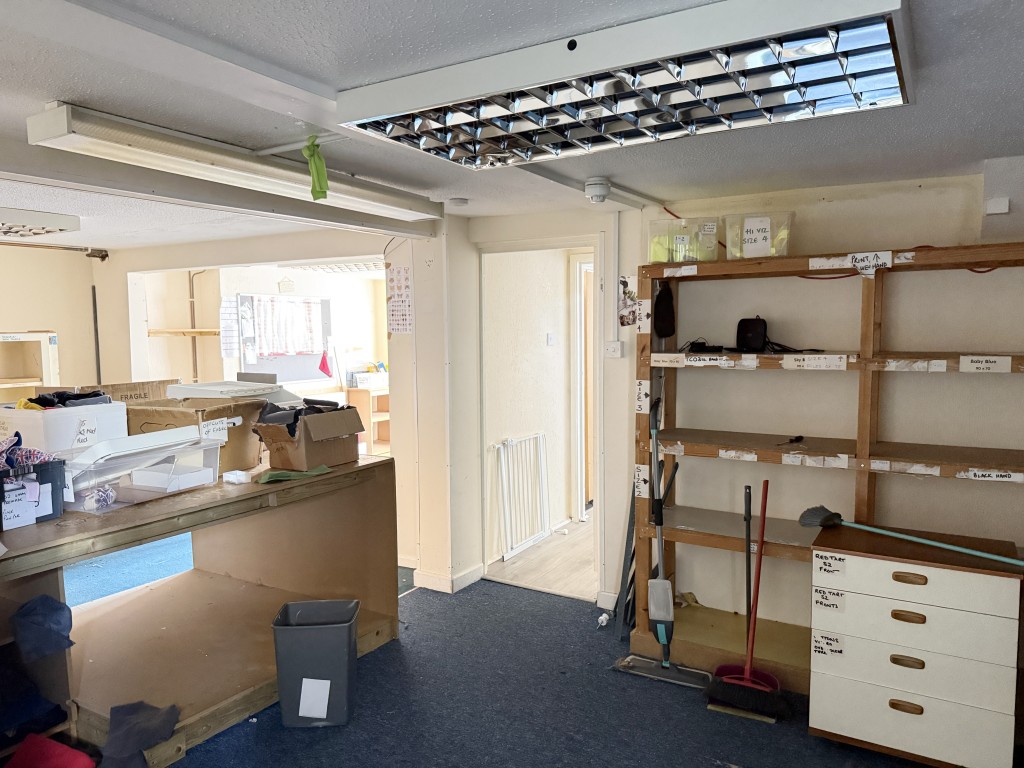 Lot: 21 - VACANT FREEHOLD COMMERCIAL PREMISES WITH POTENTIAL - Ground floor store with racking